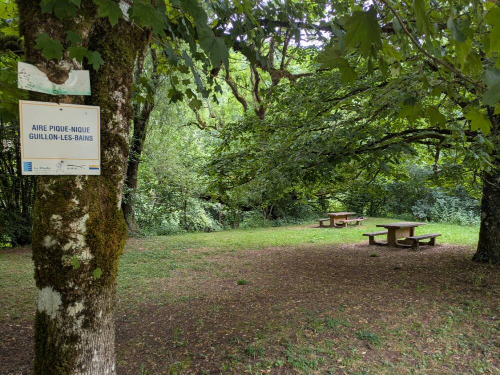 Aire de pique-nique de Guillon les Bains - 2025 - Crédit OT Doubs Baumois (1) Aire de pique nique de Guillon les Bains 2025 Credit OT Doubs Baumois 1