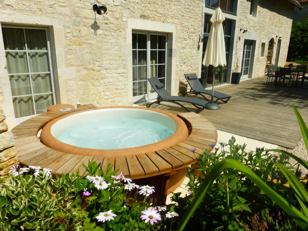 Bered Vuillemin Gîte - Jacuzzi sur la terrasse