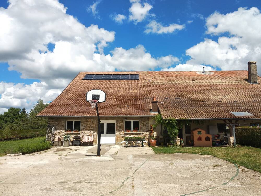 Panier de basket extérieur, entrée du gîte, parking
