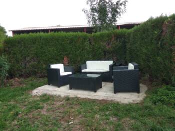 Salon de jardin proche de la balançoire