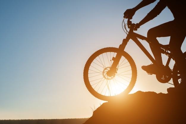 VTT au coucher du soleil